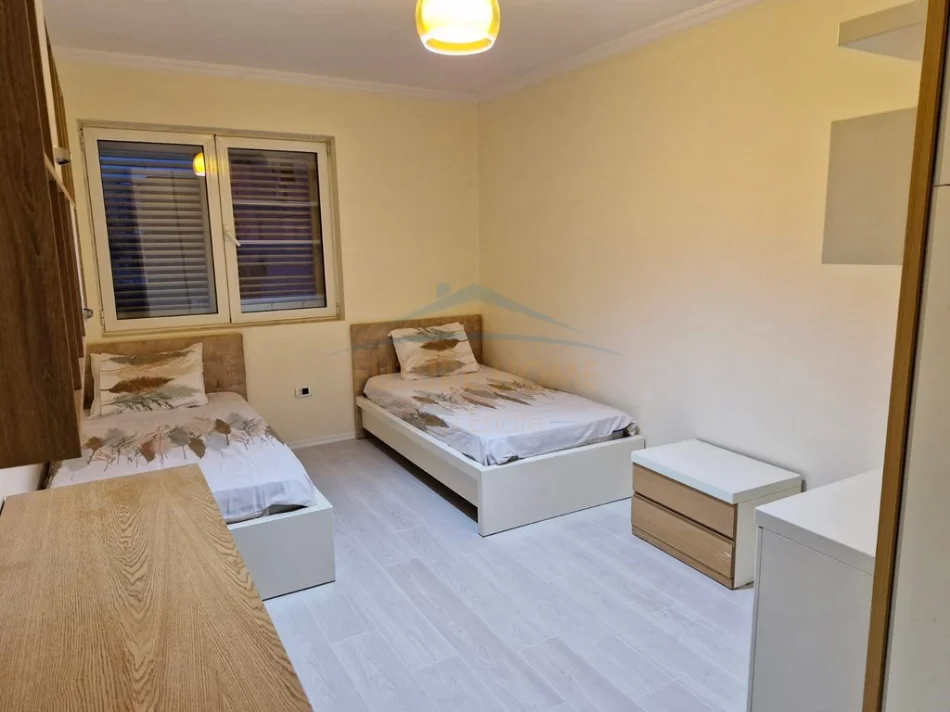 Tirane, shitet apartament 3+1+Ballkon Kati 3, 126 m² 209.000 € (Porcelan, Prane UET)