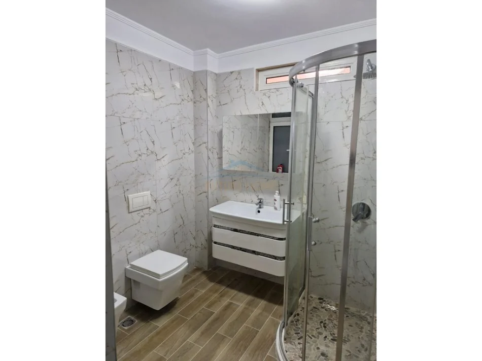 Tirane, shitet apartament 3+1+Ballkon Kati 3, 126 m² 209.000 € (Porcelan, Prane UET)