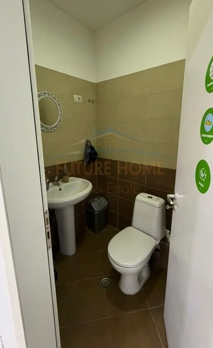 Tirane, jepet me qera ambjent biznesi Kati 1, 54 m² 400 € (unaza e re)
