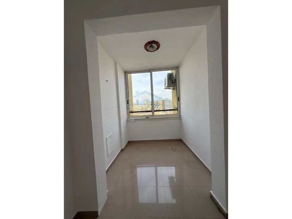 Tirane, jepet me qera ambjent biznesi Kati 8, 104 m² 800 € (Rruga e Kosovareve)