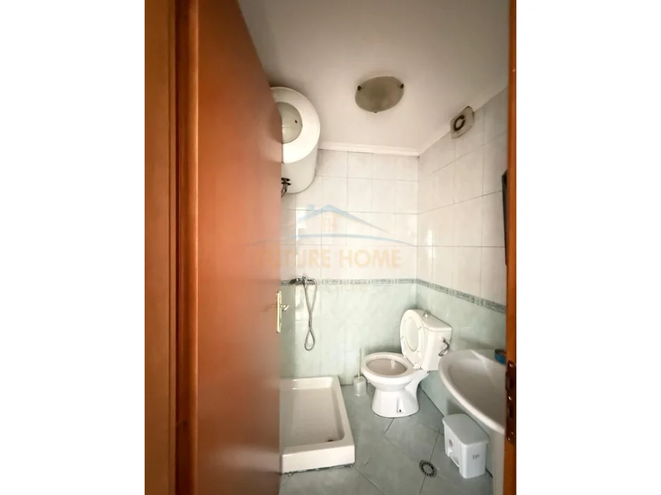 Tirane, jepet me qera ambjent biznesi Kati 8, 104 m² 800 € (Rruga e Kosovareve)