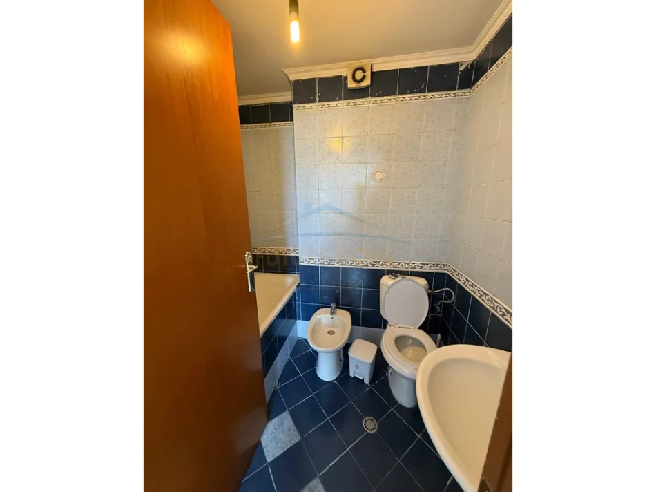 Tirane, jepet me qera ambjent biznesi Kati 8, 104 m² 800 € (Rruga e Kosovareve, Tirane)