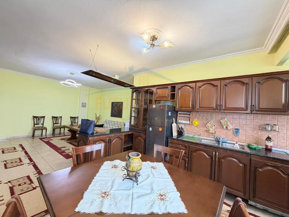Tirane, shitet apartament 2+1 Kati 8, 106 m² 220.000 € (Pazari i Ri prane Zyres se Punes)