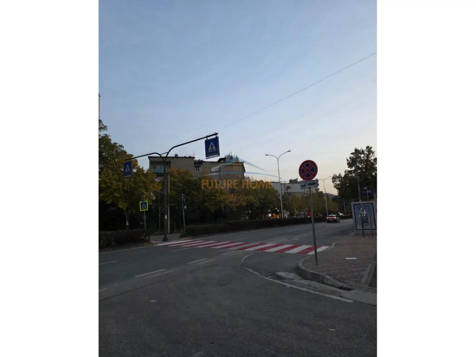 Tirane, shitet apartament 1+1 Kati 2, 54 m² 155.000 € (Rruga Muhamet Gjollesha, pranë Hotel Mondial, buzë Unazës së Vogël)