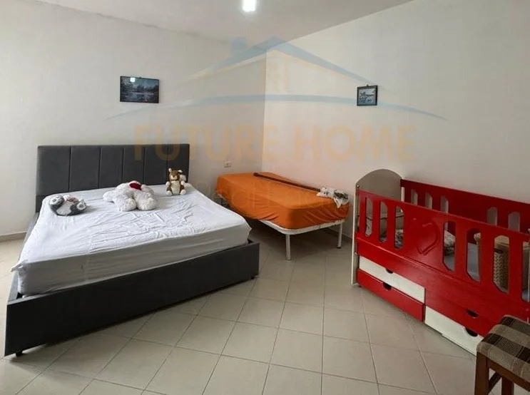 Tirane, jepet me qera apartament 1+1+Ballkon Kati 5, 72 m² 335 € (fresku)