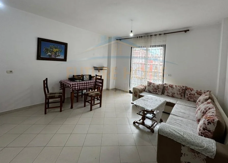 Tirane, jepet me qera apartament 1+1+Ballkon Kati 5, 72 m² 335 € (fresku)