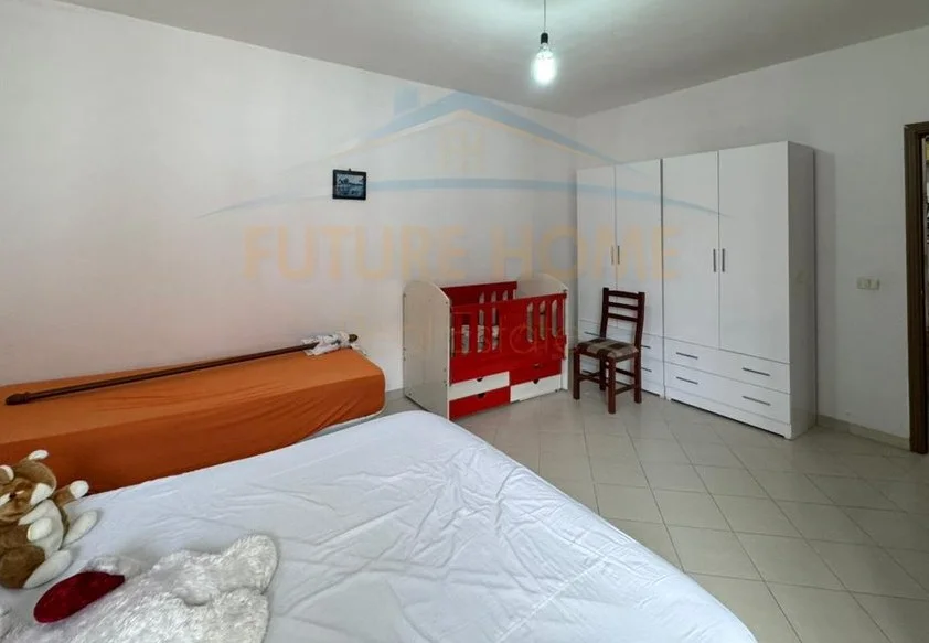 Tirane, jepet me qera apartament 1+1+Ballkon Kati 5, 72 m² 335 € (fresku)