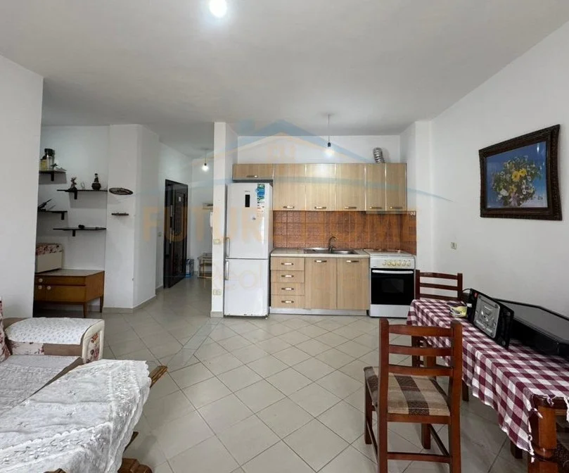 Tirane, jepet me qera apartament 1+1+Ballkon Kati 5, 72 m² 335 € (fresku)