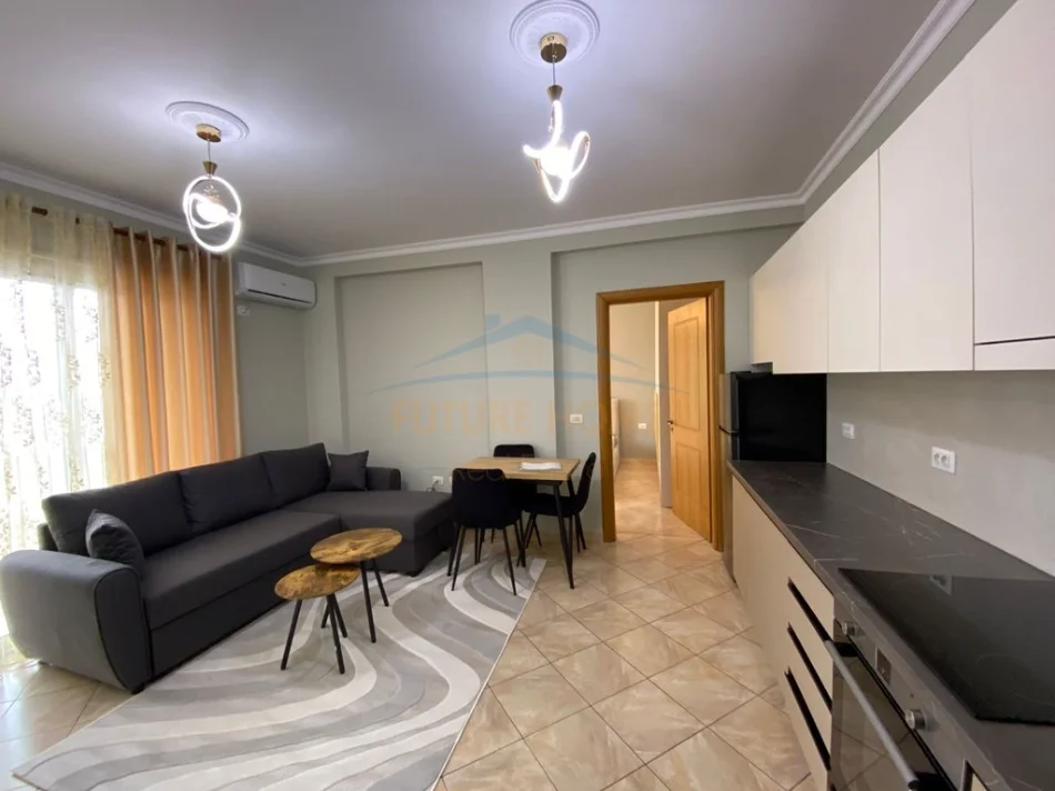 Tirane, jepet me qera apartament 2+1+Ballkon Kati 7, 90 m² 600 € (astir)