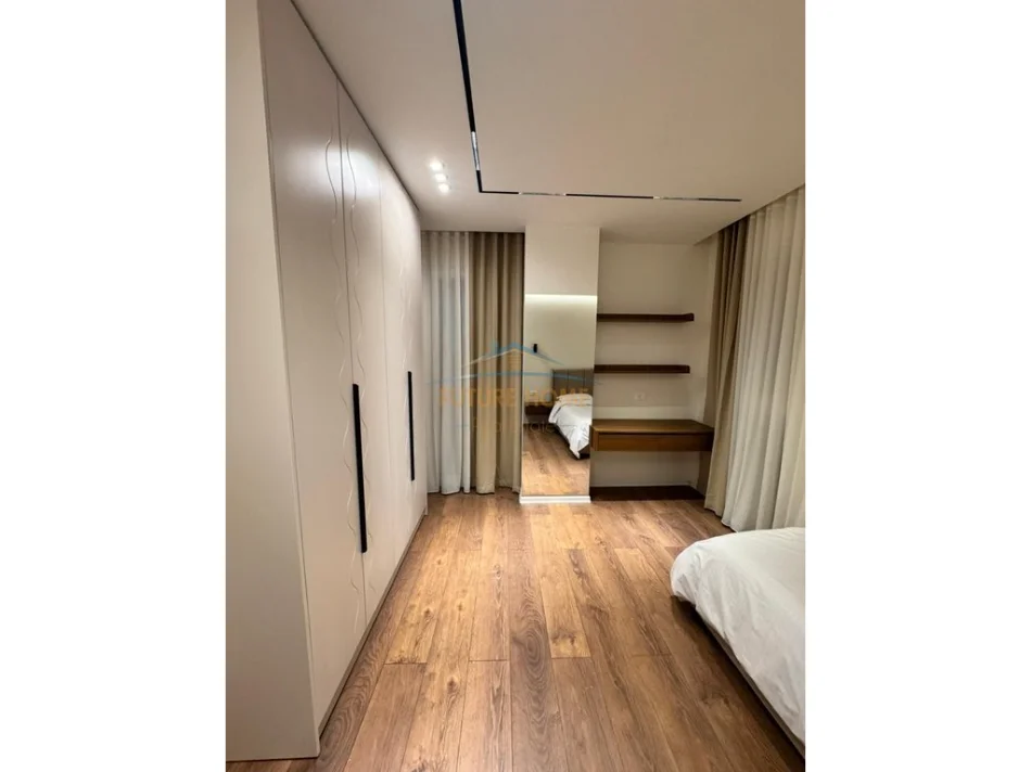 Tirane, jepet me qera apartament 2+1+Ballkon Kati 4, 80 m² 900 € (Oxhaku)