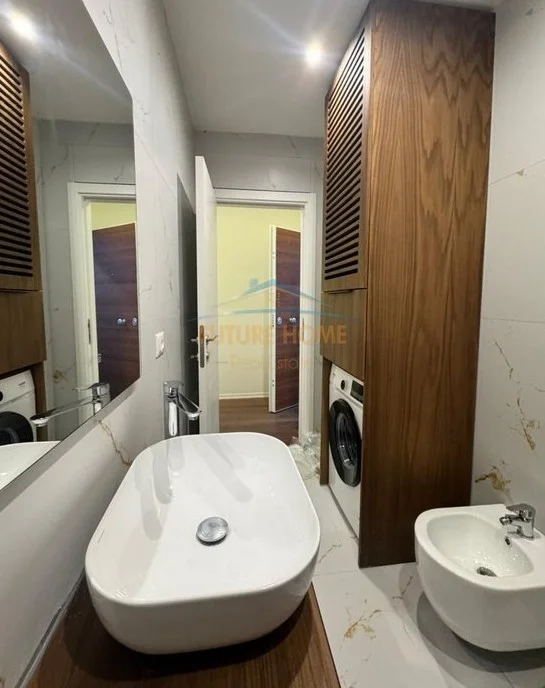 Tirane, jepet me qera apartament 2+1 Kati 4, 80 m² 850 € (xhamlliku)