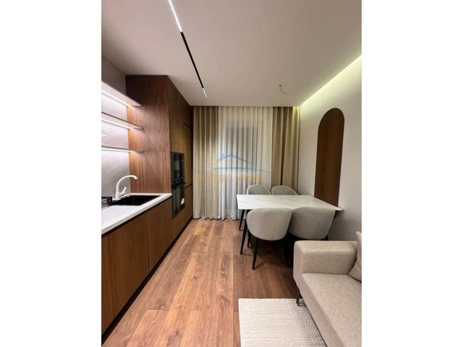 Tirane, jepet me qera apartament 2+1+Ballkon Kati 4, 80 m² 900 € (Oxhaku)