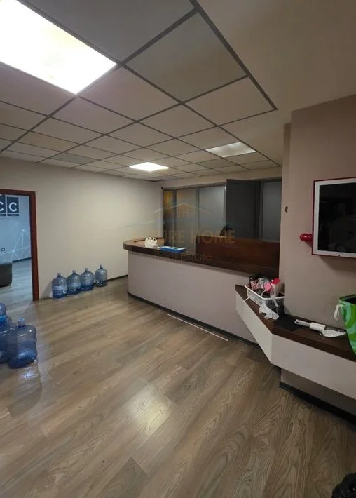 Tirane, jepet me qera ambjent biznesi Kati 1, 306 m² 3.400 € (Sheshi Skenderbej)
