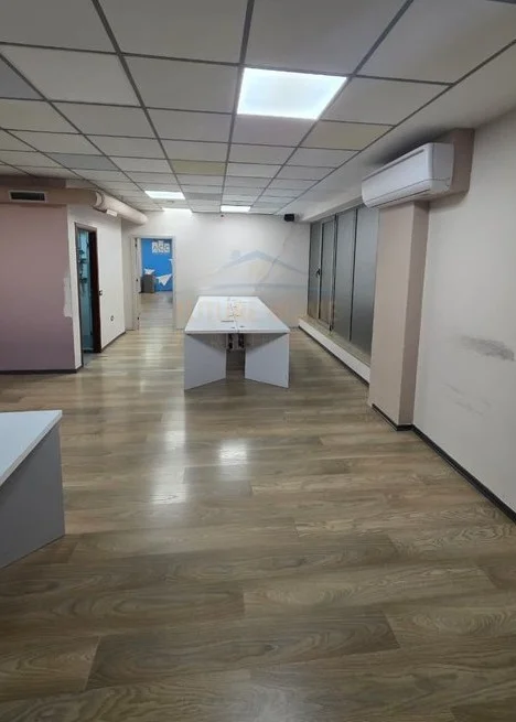 Tirane, jepet me qera ambjent biznesi Kati 1, 306 m² 3.400 € (Sheshi Skenderbej)