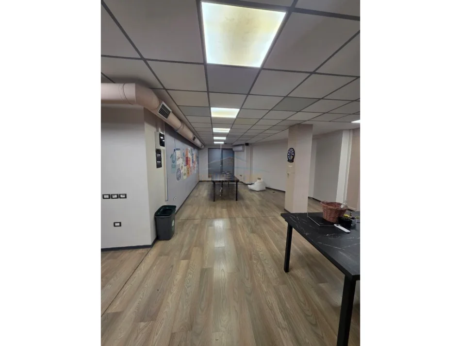 Tirane, jepet me qera ambjent biznesi Kati 1, 306 m² 3.400 € (Qender)