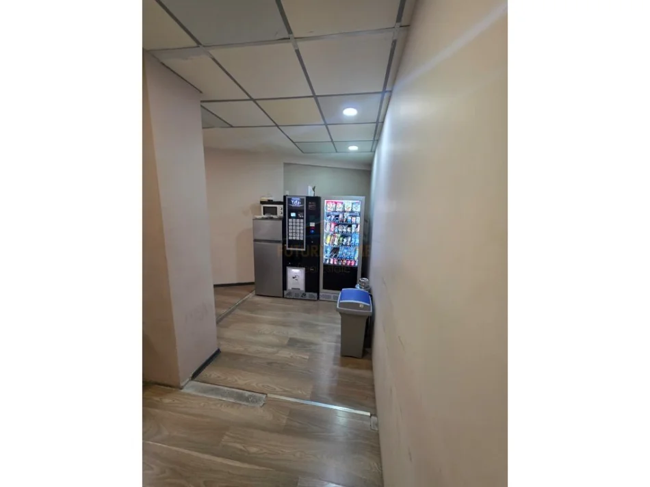 Tirane, jepet me qera ambjent biznesi Kati 1, 306 m² 3.400 € (Qender)
