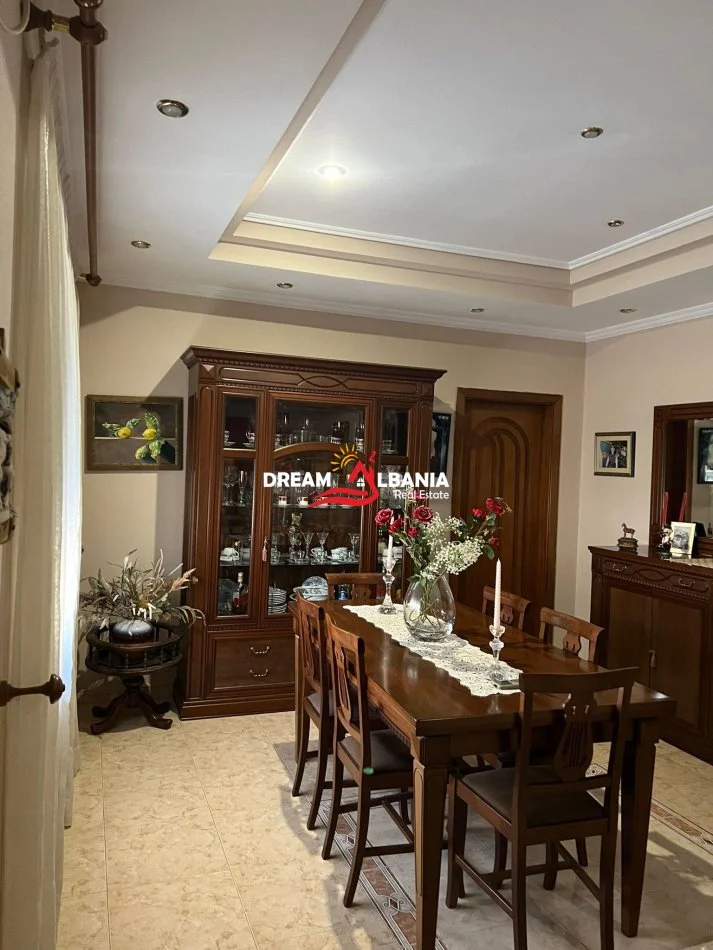 Tirane, jepet me qera apartament 2+1 Kati 3, 130 m² 550 € (Xhamllik)