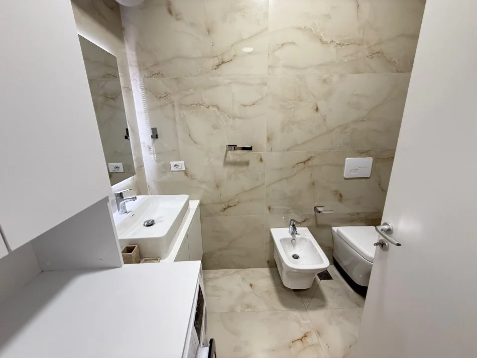 Tirane, jepet me qera apartament 2+1 Kati 4, 121 m² 700 € (Stacioni i trenit)