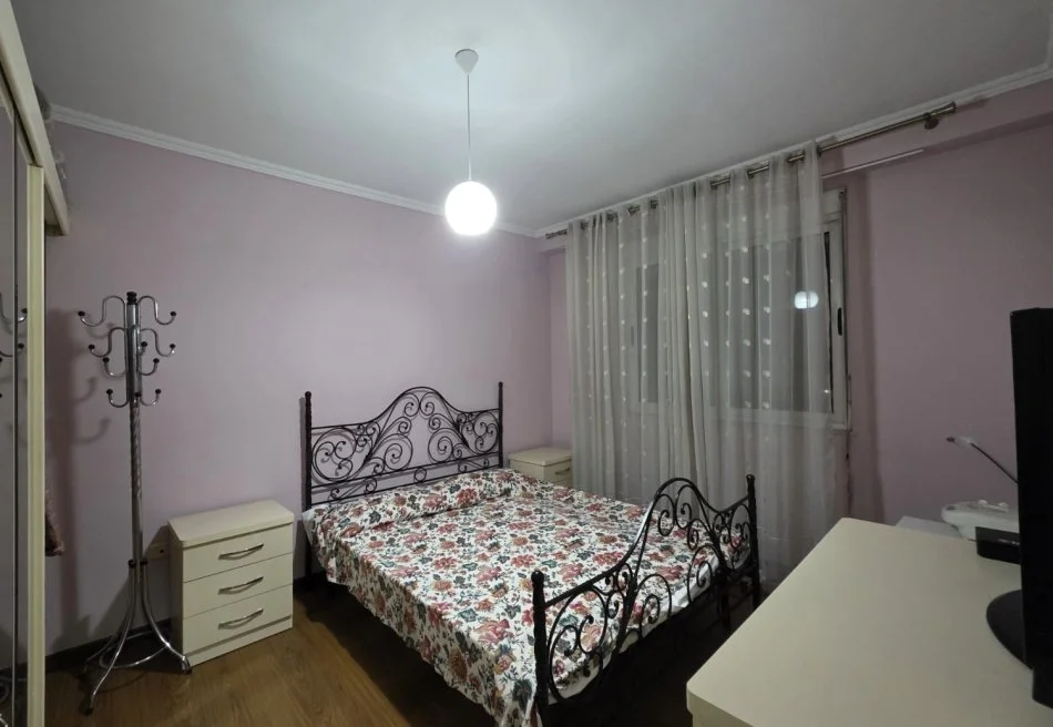 Tirane, jepet me qera apartament 1+1+Ballkon Kati 4, 67 m² 500 € (Kodra e Diellit Rruga Shkelqim Fusha)
