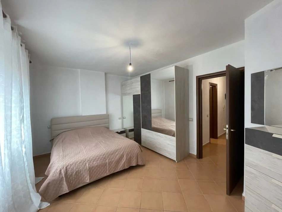 Tirane, jepet me qera apartament 1+1 , 450 € 