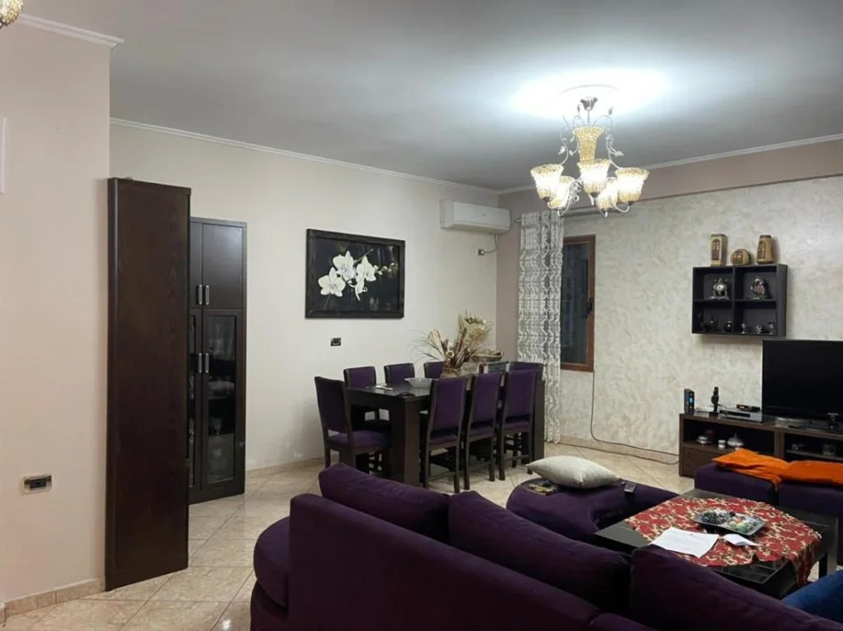 Tirane, jepet me qera apartament 3+1 , 550 € (prane fabrikes te mielleit)