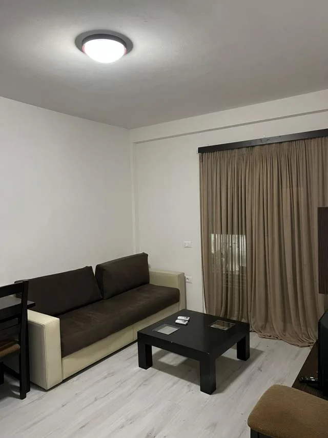 Tirane, jepet me qera 1+1 Kati 2, 70 m² 320 Euro