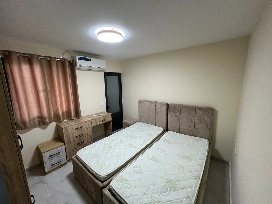 Tirane, jepet me qera apartament 1+1+Ballkon , 40 m² 350 € (Shkolla Bashkuar)