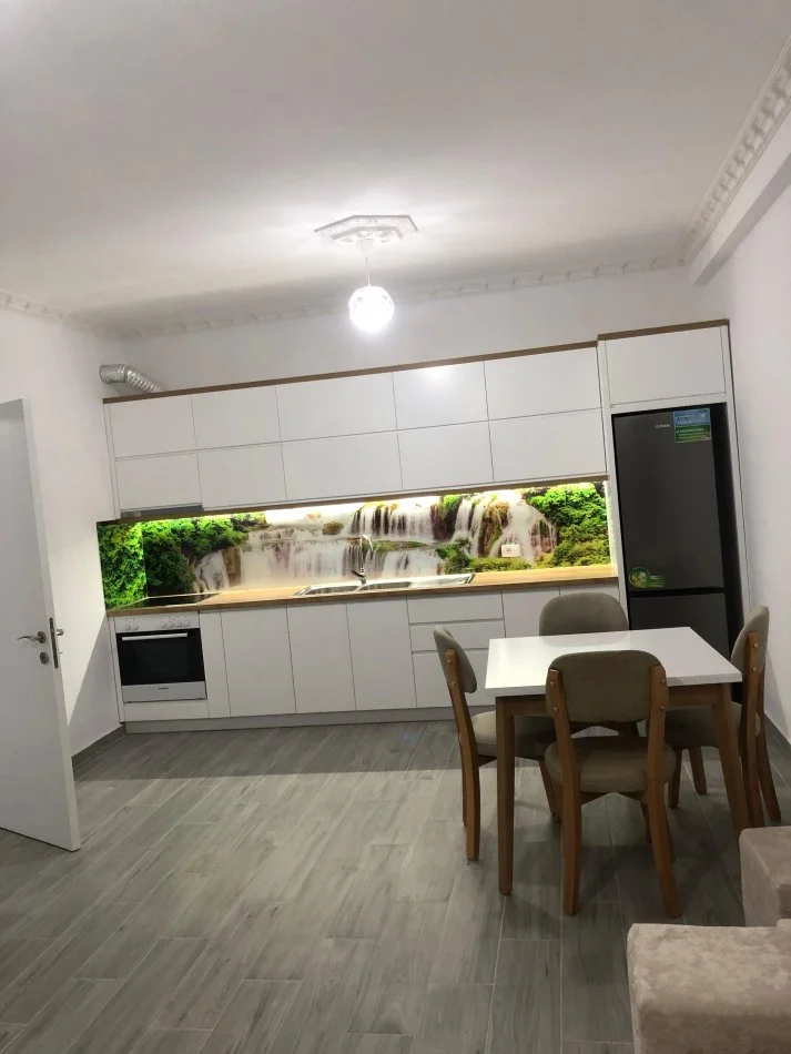 Tirane, jepet me qera apartament 2+1+Ballkon Kati 5, 104 m² 500 € (ne Shkoze)