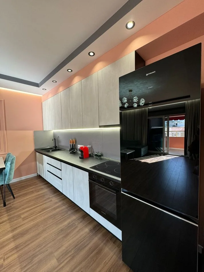 Shitet, Apartament 2+1+2, Komuna e Parisit.