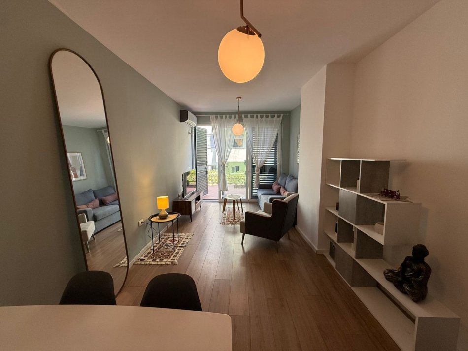 Tirane, jepet me qera apartament 1+1+Ballkon Kati 2, 49 m² 550 € (kodra e diellit 1)