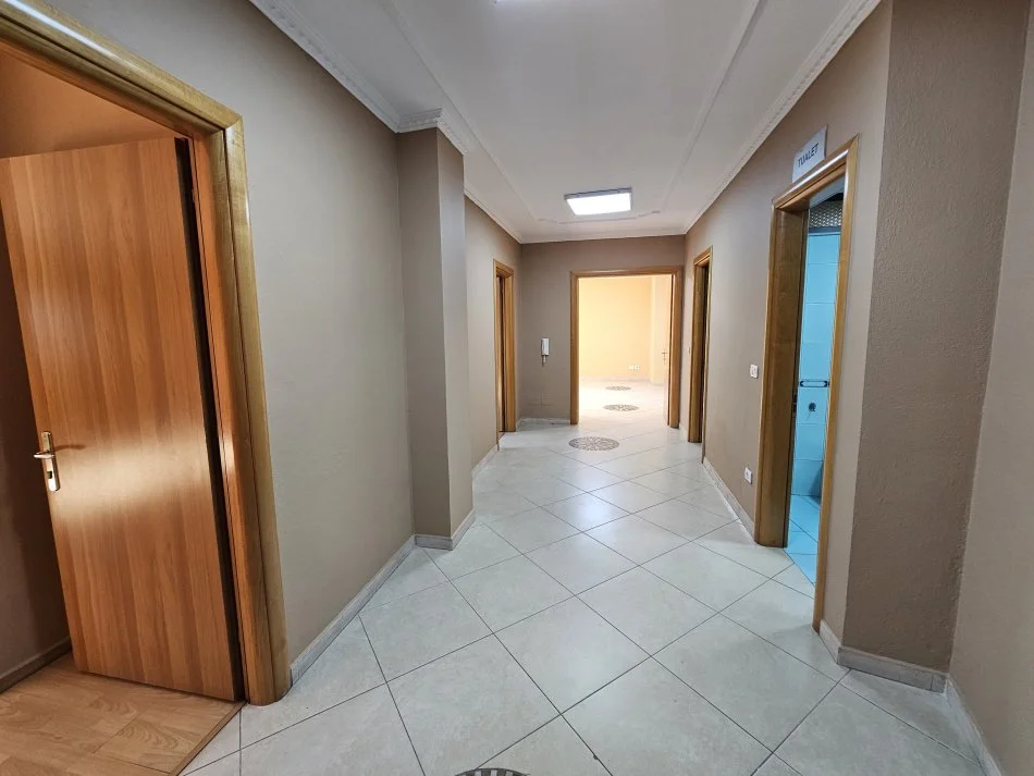Tirane, jepet me qera ambjent biznesi Kati 3, 160 m² 1.200 € (rruga e Kavajes, qender)