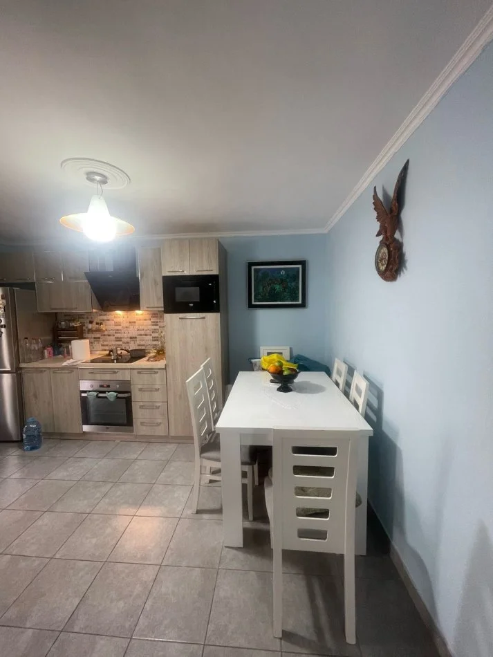 APARTAMENT 2+1 me qera ne Qender/Rruga Mine Peza (550 Euro)