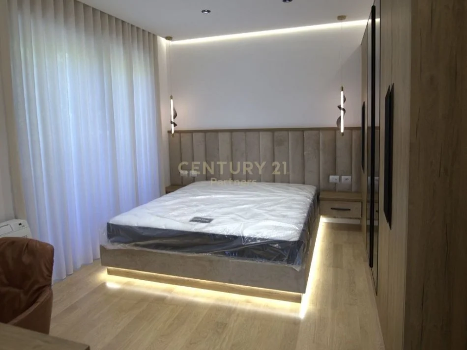 Tirane, jepet me qera apartament 5+1 Kati 4, 650 m² 3.000 € (PETRELË)