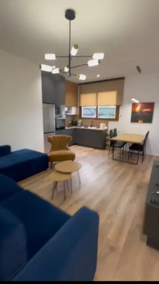 Super apartament 2+1+parkim me qera tek Komuna e Parisit (700 Euro)