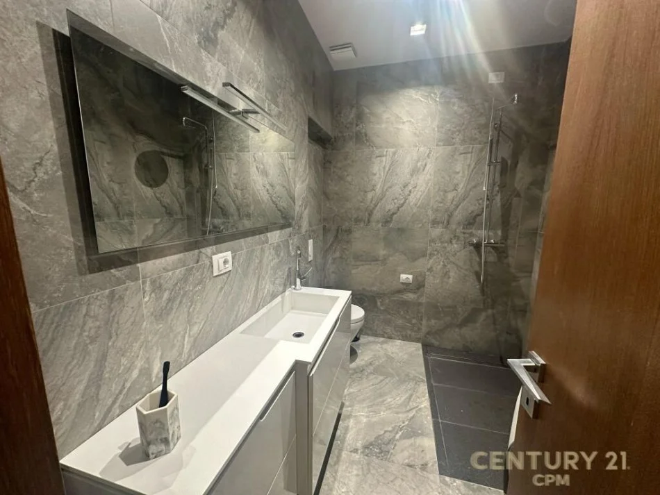 Tirane, jepet me qera apartament 2+1 Kati 3, 124 m² 1.800 € (Ambasador 3)