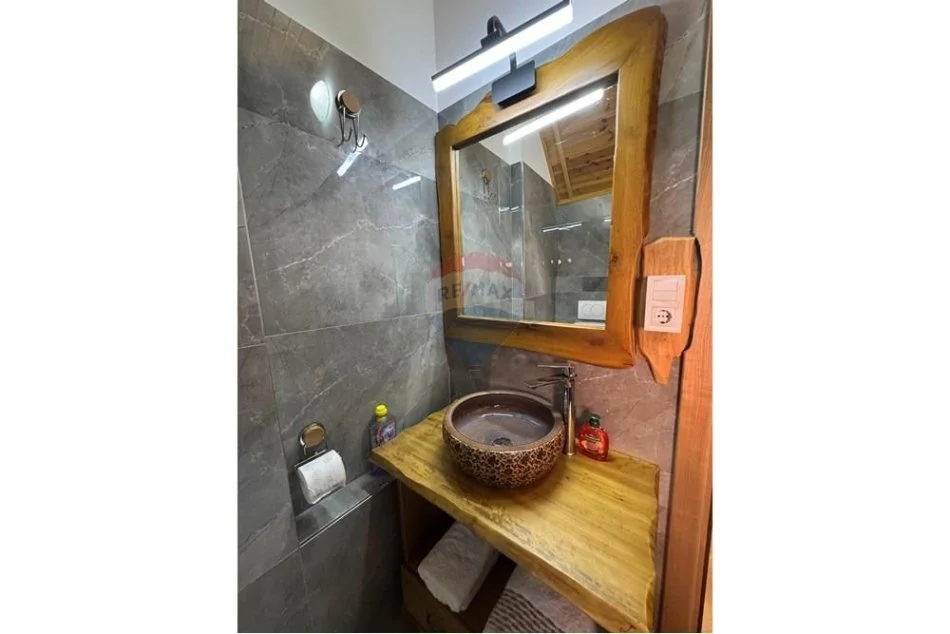 Tirane, jepet me qera Kati 4, 33 m² 400 €