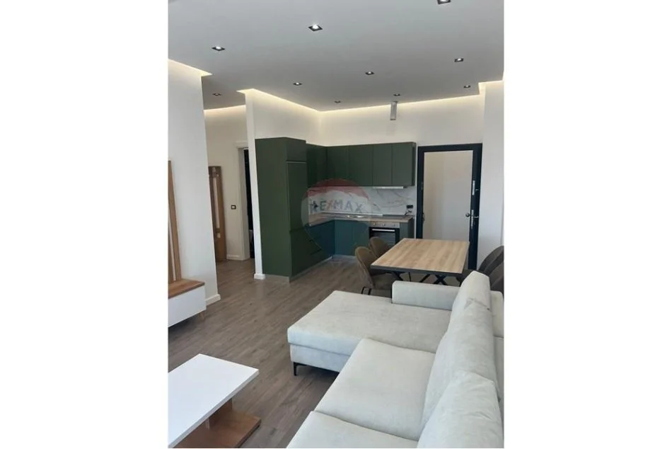 Tirane, jepet me qera apartament 2+1 , 80 m² 500 € (Prane shkolles 9 vjecare Qesarake)
