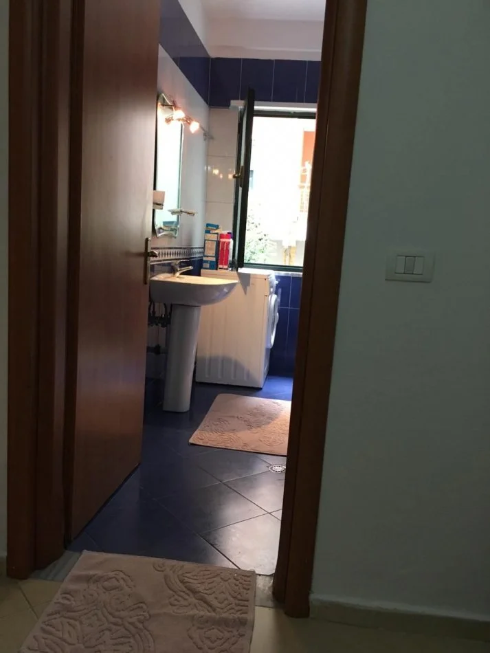 Apartament 1+1 me qera prane Komunes se Parisit/Eleonora (45,000 Leke)