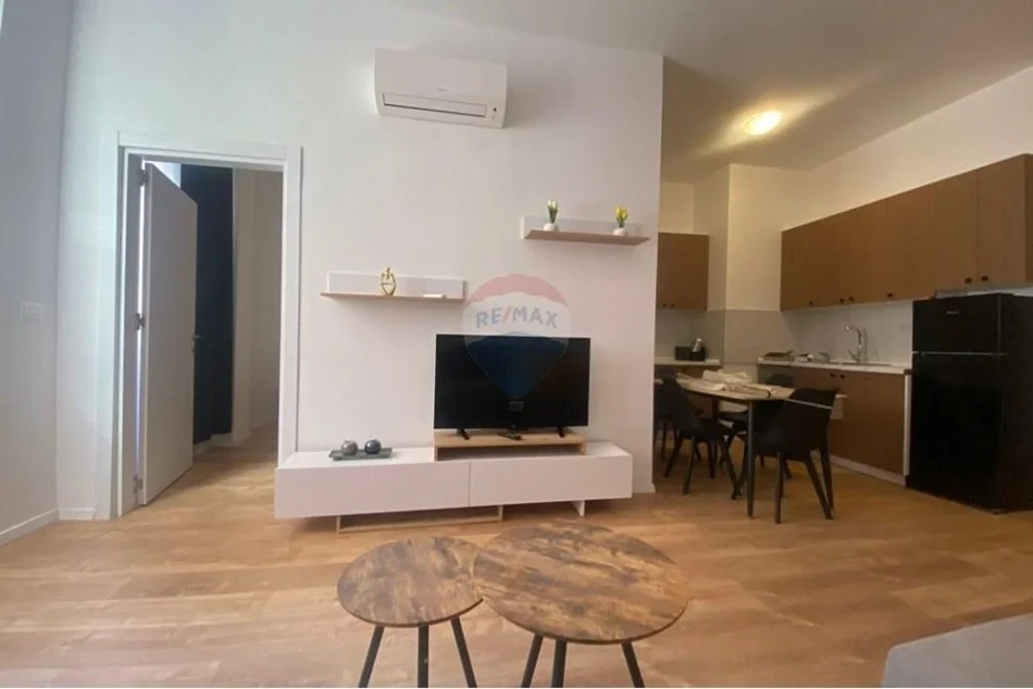 Tirane, jepet me qera apartament 1+1 , 51 m² 700 € (Prane Shkolles se Kuqe)