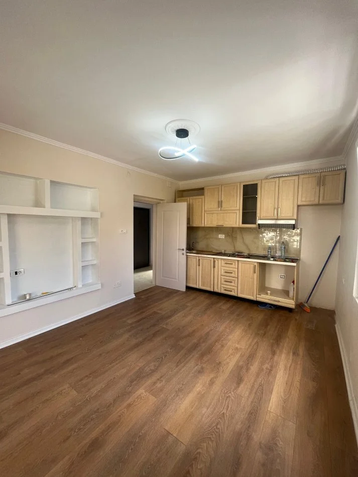 Tirane, shitet apartament 2+1+Ballkon Kati 4, 70 m² 154.000 € (Rruga Asim Vokshi)