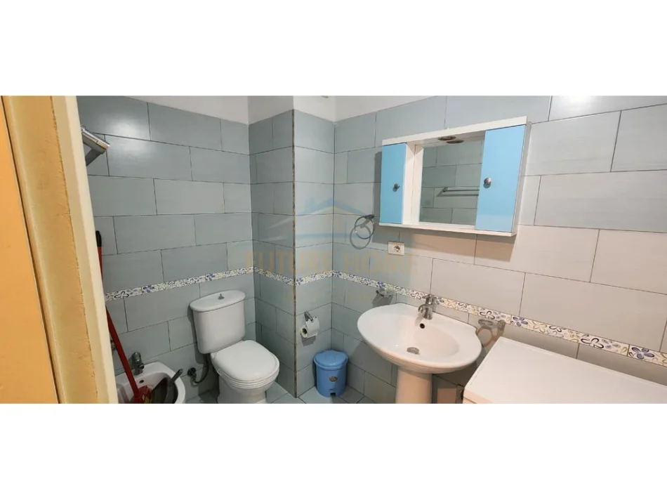 Tirane, jepet me qera apartament 2+1+Ballkon Kati 4, 97 m² 450 € (pallatet cabej)
