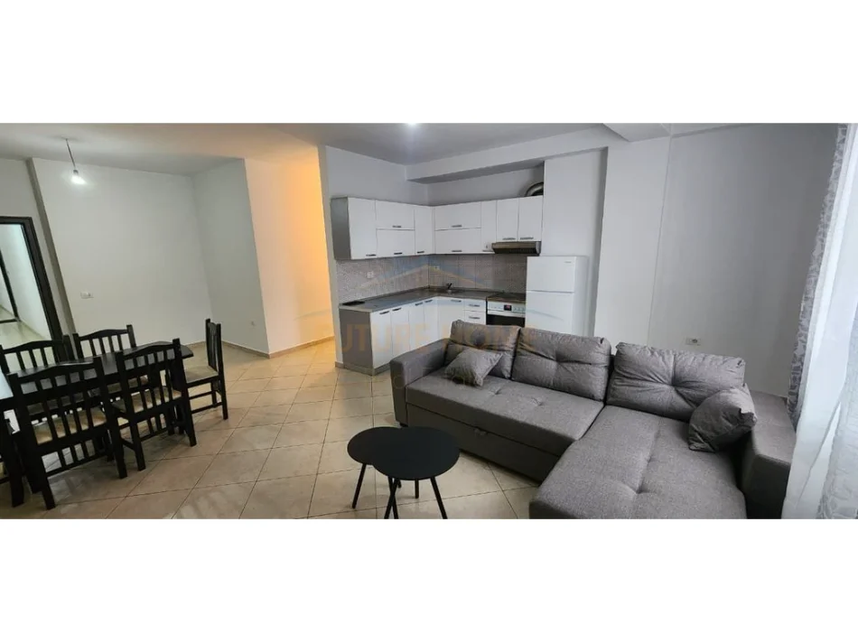 Tirane, jepet me qera apartament 2+1+Ballkon Kati 4, 97 m² 450 € (pallatet cabej)