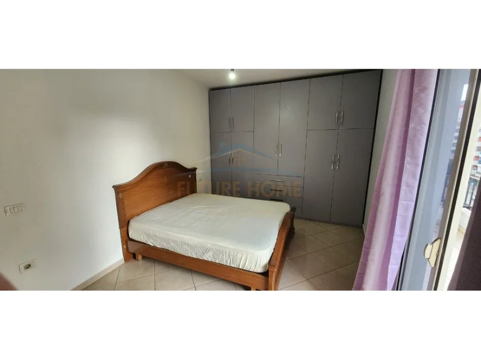Tirane, jepet me qera apartament 2+1+Ballkon Kati 4, 97 m² 450 € (pallatet cabej)