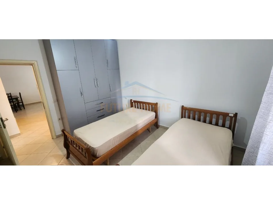 Tirane, jepet me qera apartament 2+1+Ballkon Kati 4, 97 m² 450 € (pallatet cabej)