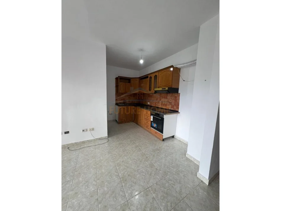 Tirane, jepet me qera apartament 1+1+Ballkon Kati 5, 50 m² 400 € (Fusha e Aviacionit)