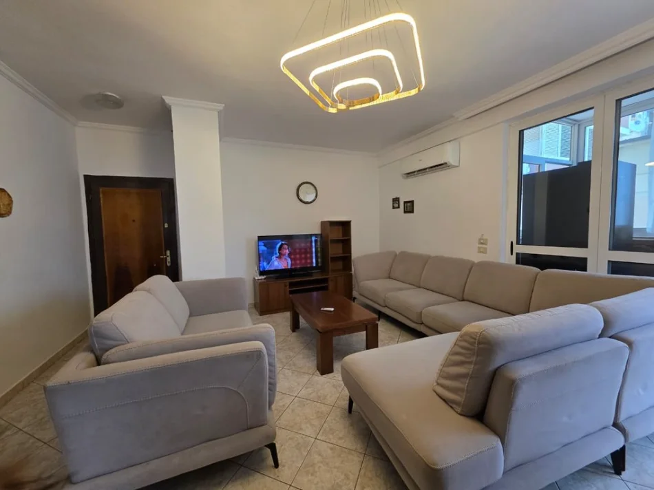 Tirane, jepet me qera apartament 3+1 Kati 5, 109 m² 750 € (Rruga Siri Kodra)