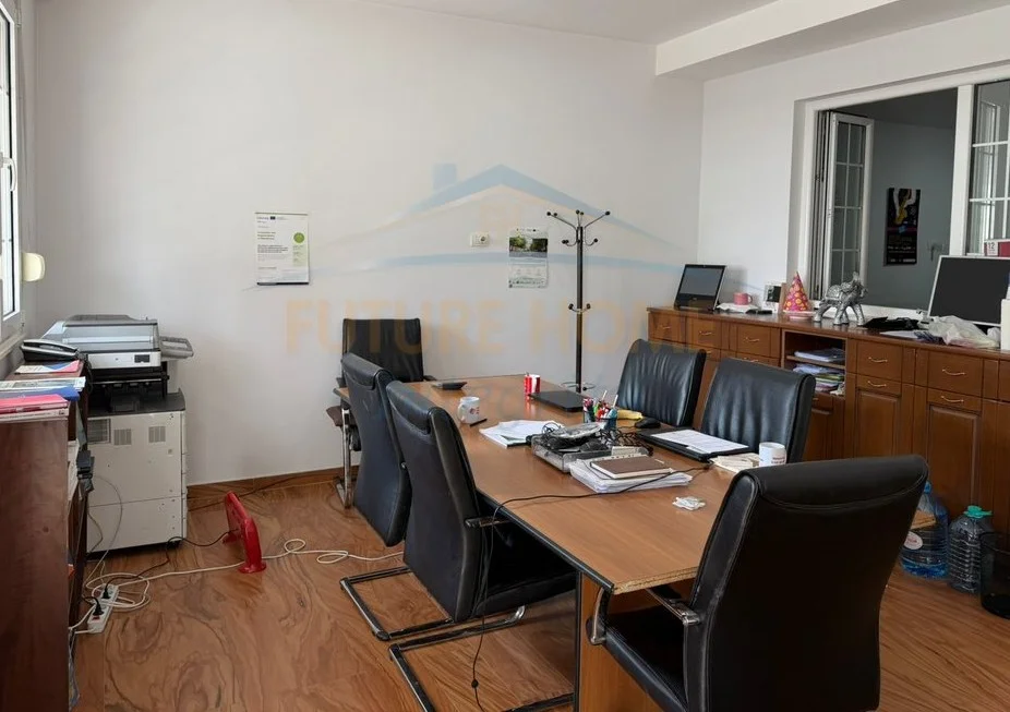 Tirane, jepet me qera ambjent biznesi Kati 2, 70 m² 1.000 € (Sheshi Skenderbej)