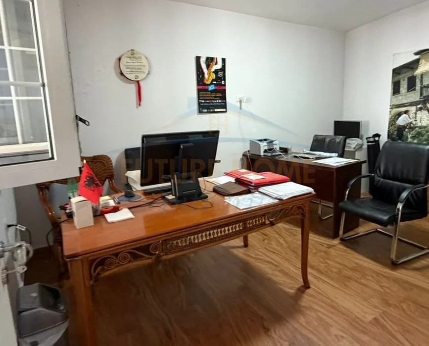 Tirane, jepet me qera ambjent biznesi Kati 2, 70 m² 1.000 € (Sheshi Skenderbej)