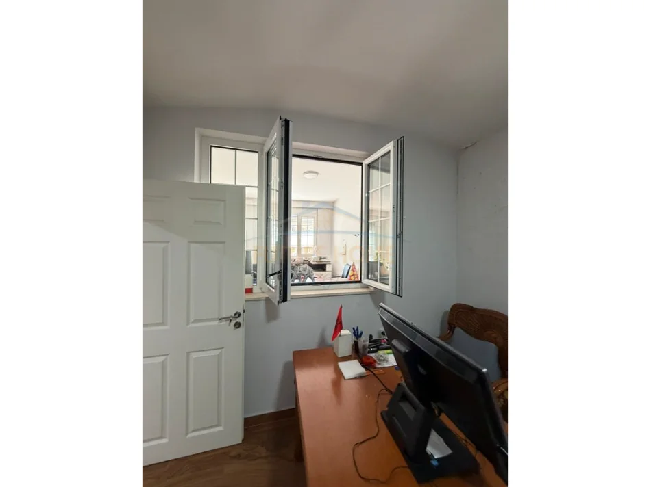 Tirane, jepet me qera zyre Kati 2, 69 m² 1.000 € (Qender,)