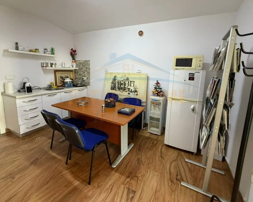Tirane, jepet me qera ambjent biznesi Kati 2, 70 m² 1.000 € (Sheshi Skenderbej)